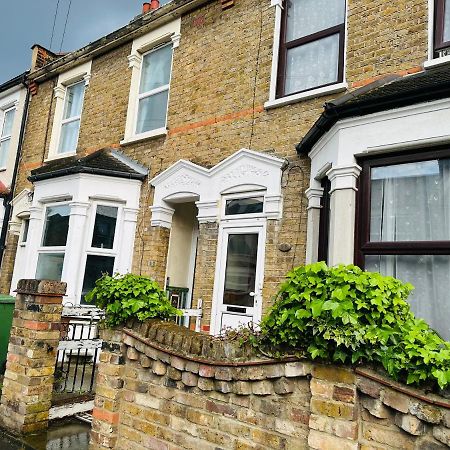 2 Bedroom Double Bed In East London Exterior photo